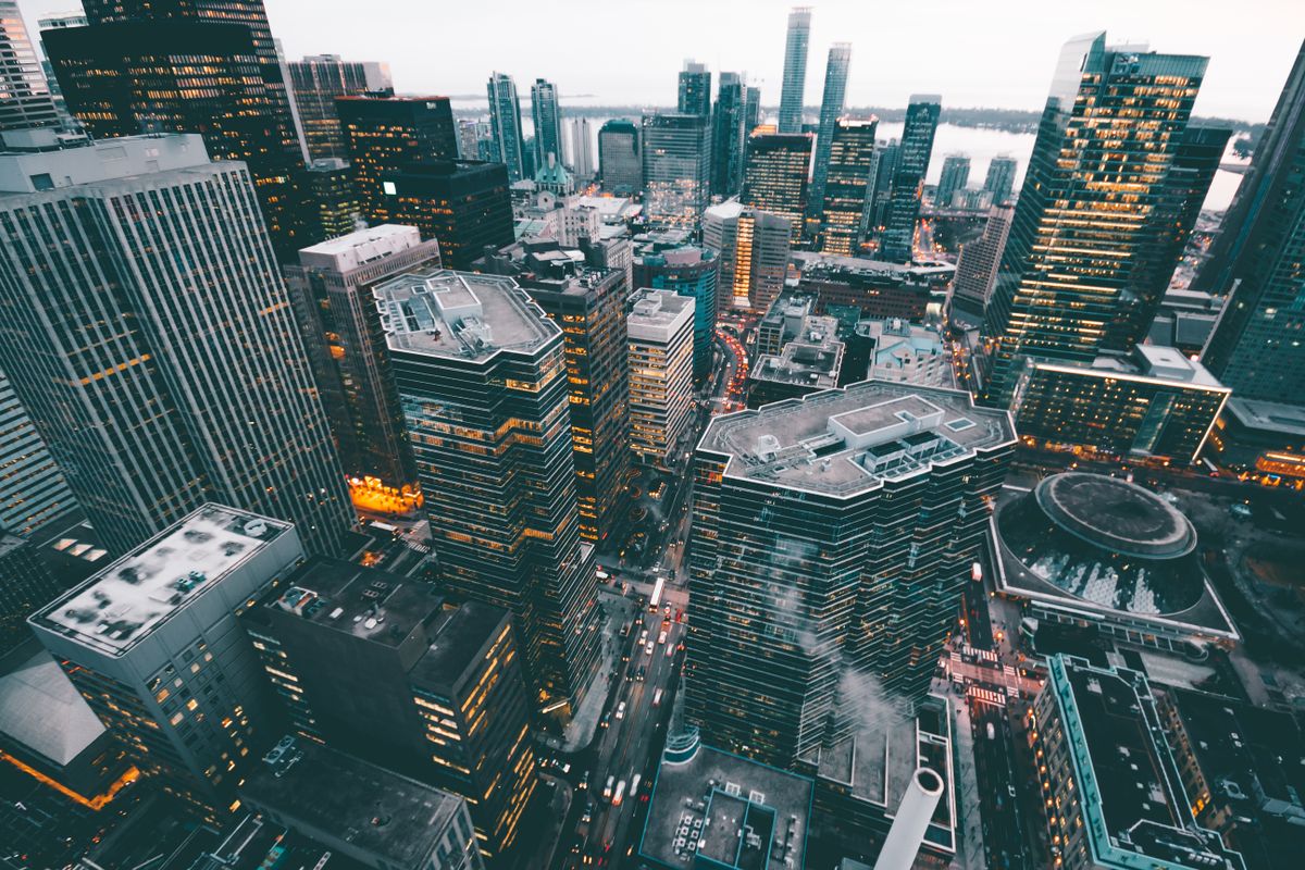 SaaS 多租户数据隔离方案的城市建筑群俯瞰场景